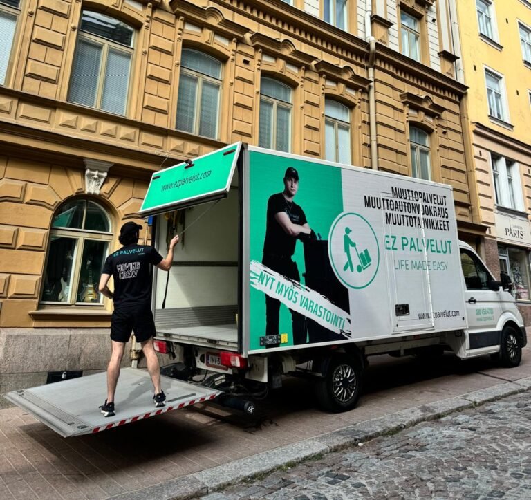 EZ Palveluiden muuttoauto ja muuttomies Helsingissä