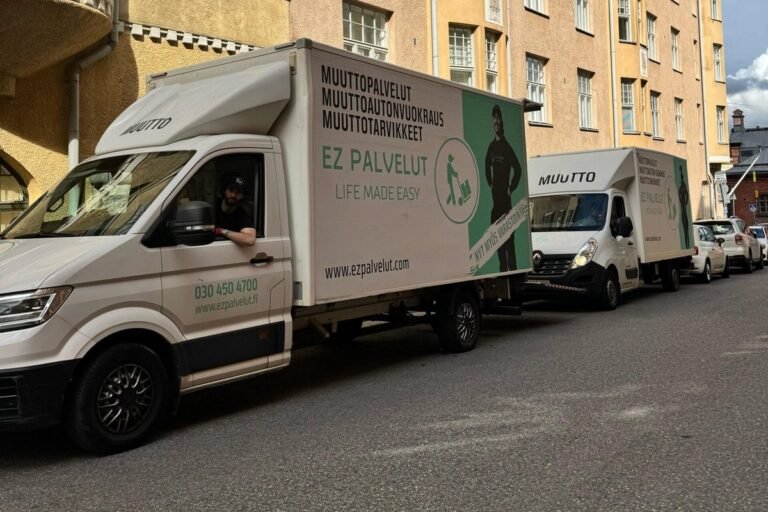 EZ Palveluiden muuttoautot kadulla Helsingissä
